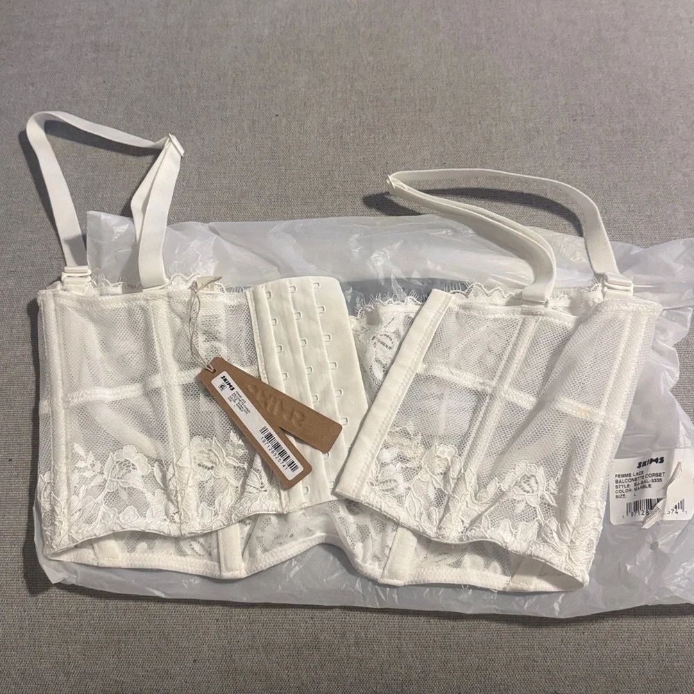 Skims Lace Unlined Balconette Corset | Marble - Picture 3 of 11